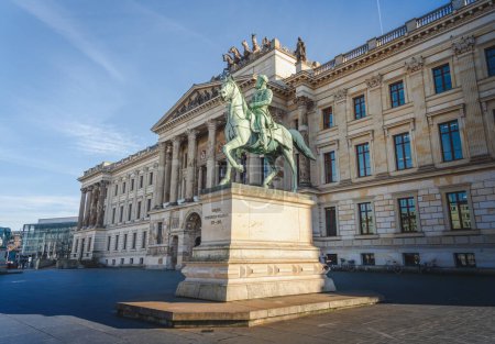 Foto de Sculpture of Frederick William, Duke of Brunswick-Wolfenbuttel in front of Brunswick Palace - Braunschweig, Lower Saxony, Germany - Imagen libre de derechos