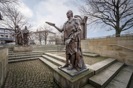 Foto de Hannover, Germany - Jan 12, 2020: Gottingen Seven Monument with Wilhelm Eduard Albrecht statue - Hanover, Germany - Imagen libre de derechos