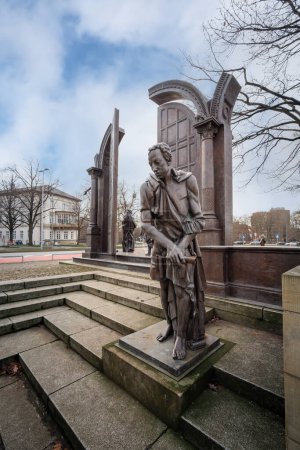 Téléchargez les photos : Hanovre, Allemagne - 12 janv. 2020 : Monument Gottingen Seven avec statue de Wilhelm Grimm - Hanovre, Allemagne - en image libre de droit