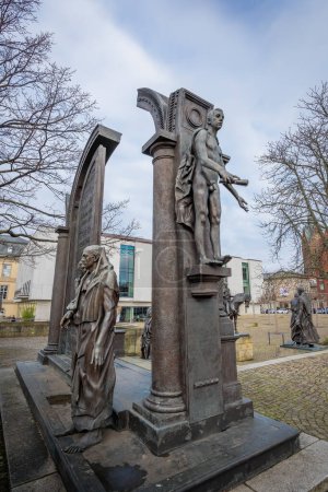 Téléchargez les photos : Hanovre, Allemagne - 12 janv. 2020 : Gottingen Seven Monument with Student on Portal et Friedrich Christoph Dahlmann statues - Hanovre, Allemagne - en image libre de droit