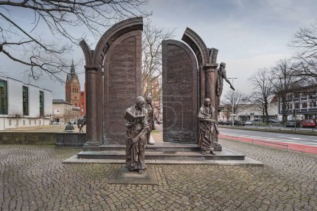 Téléchargez les photos : Hannover, Germany - Jan 12, 2020: Gottingen Seven Monument with Portal and Georg Gottfried Gervinus statues - Hanover, Germany - en image libre de droit