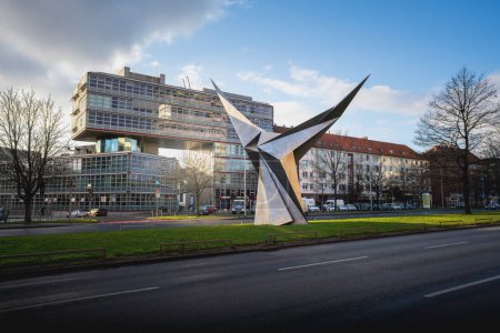 Foto de Hannover, Germany - Jan 13, 2020: Stahl 17/87 Sculpture by Erich Hauser - Hanover, Lower Saxony, Germany - Imagen libre de derechos
