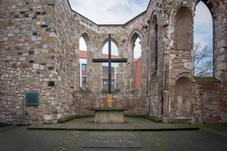 Téléchargez les photos : Cross at Aegidien Church (Aegidienkirche) war memorial Ruins - Hanover, Lower Saxony, Germany - en image libre de droit