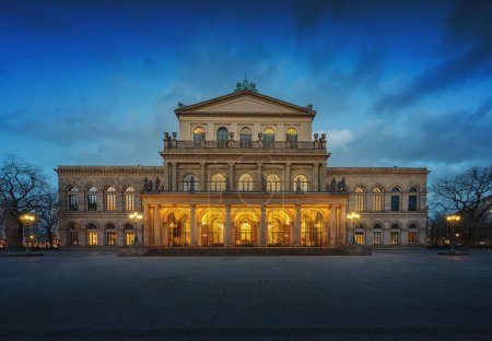 Foto de Hannover State Opera House at night - Hanover, Lower Saxony, Germany - Imagen libre de derechos