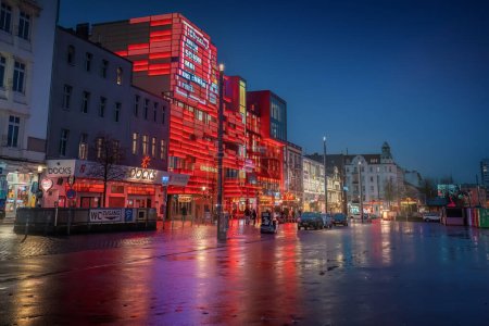 Foto de Hamburg, Germany - Jan 09, 2020: Discotecas iluminadas en Spielbudenplatz Square en Reeperbahn por la noche - St. Pauli District - Hamburg, Germany - Imagen libre de derechos