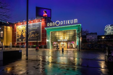 Téléchargez les photos : Hambourg, Allemagne - 09 janv. 2020 : Musée de cire Panoptikum dans le district de St. Pauli la nuit - Hambourg, Allemagne - en image libre de droit