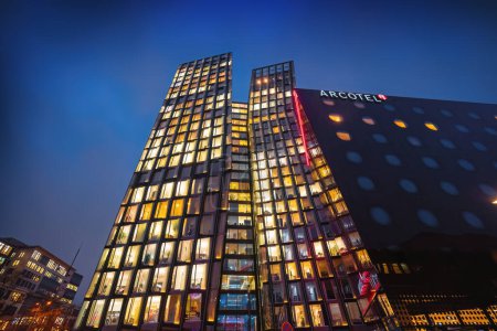 Téléchargez les photos : Hamburg, Germany - Jan 09, 2020: Dancing Towers and Arcotel at St. Pauli District at night - Hamburg, Germany - en image libre de droit