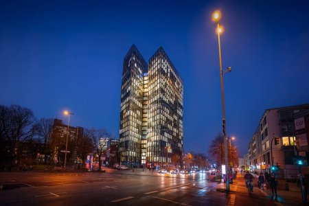 Téléchargez les photos : Hamburg, Germany - Jan 09, 2020: Dancing Towers at St. Pauli District at night - Hamburg, Germany - en image libre de droit
