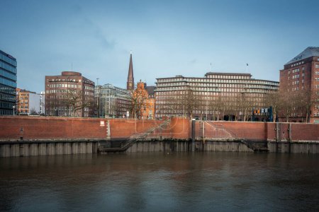 Téléchargez les photos : Hamburg Skyline from Speicherstadt warehouse district with Chilehaus and St. James Church - Hamburg, Germany - en image libre de droit