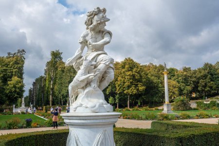 Foto de Potsdam, Alemania - 13 de septiembre de 2019: Escultura de mármol de Dios Marte en los Jardines del Palacio de Sanssouci - Potsdam, Brandeburgo, Alemania - Imagen libre de derechos
