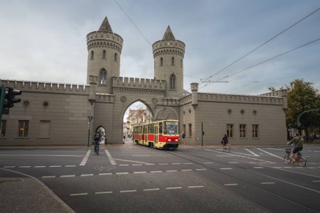 Foto de Potsdam, Alemania - 13-sep-2019: Nauener Tor (Puerta de Nauen) y tranvía urbano - Potsdam, Brandeburgo, Alemania - Imagen libre de derechos