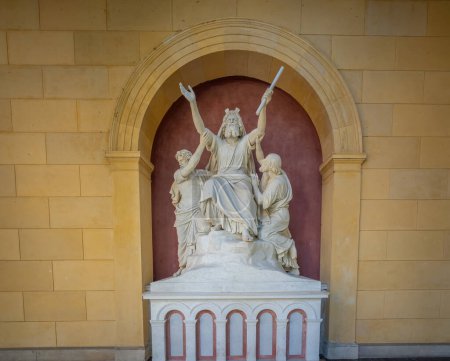 Foto de Potsdam, Germany - Sep 13, 2019: Moses in prayer supported by the high priests Aaron and Hur Sculpture at Church of Peace (Friedenskirche) - Potsdam, Brandenburg, Germany - Imagen libre de derechos