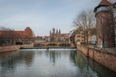 Téléchargez les photos : Pegnitz River view with Maxbrucke Bridge and city skyline - Nuremberg, Bavaria, Germany - en image libre de droit