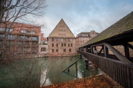 Téléchargez les photos : Bâtiment Unschlitthaus et pont couvert Henkersteg - Nuremberg, Bavière, Allemagne - en image libre de droit