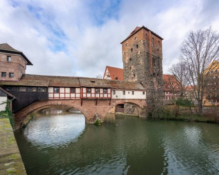Téléchargez les photos : Pont Henkerbrucke et Wasserturm (château d'eau) à Pegnitz River - Nuremberg, Bavière, Allemagne - en image libre de droit