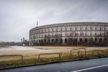 Kongresshalle mit Blick auf das Versammlungsgelände der Nazipartei - Nürnberg, Bayern, Deutschland