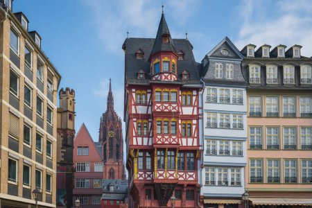 Foto de Edificios de entramado de madera en la Plaza Romerberg y la Catedral de Frankfurt - Frankfurt, Alemania - Imagen libre de derechos