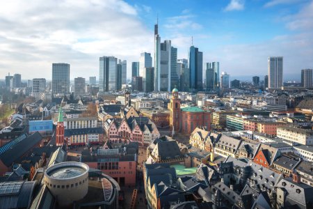 Foto de Vista aérea de Frankfurt con Romerberg Square y rascacielos - Frankfurt, Alemania - Imagen libre de derechos