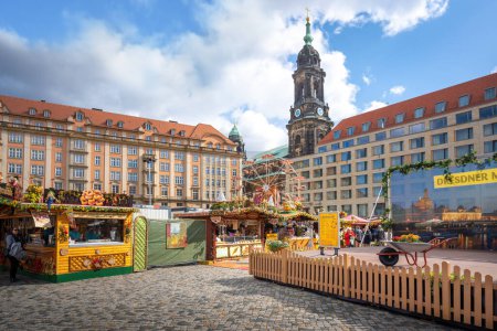 Foto de Dresde, Alemania - 18 de septiembre de 2019: Plaza Altmarkt con la Feria del Mercado de Otoño de Dresde y la Iglesia Kreuzkirche - Dresde, Sajonia, Alemania - Imagen libre de derechos