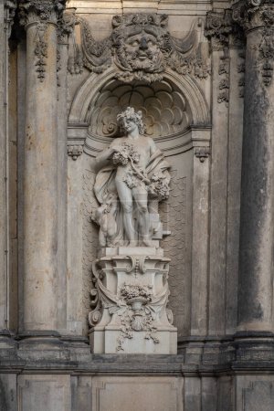 Foto de Dresde, Alemania - 20 de septiembre de 2019: Baco y sátiro Escultura en la Puerta de la Corona (Kronentor) del Palacio de Zwinger - Dresde, Sajonia, Alemania - Imagen libre de derechos