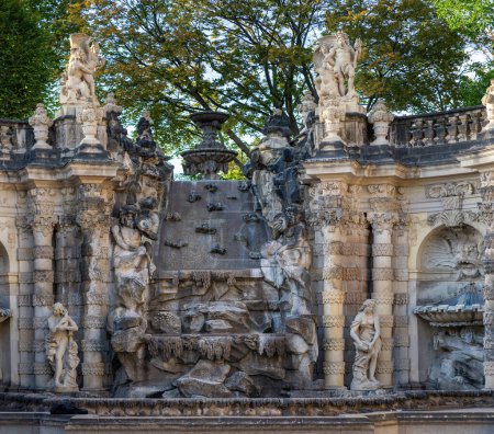 Téléchargez les photos : Dresde, Allemagne - 20 sept. 2019 : Fontaine de bain Nymphe (Nymphenbad) au palais de Zwinger - Dresde, Saxe, Allemagne - en image libre de droit