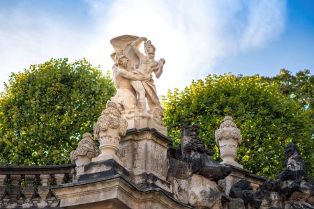 Téléchargez les photos : Dresde, Allemagne - 20 sept. 2019 : Triton et Nereid Sculpture à Nymph Bath Fountain (Nymphenbad) détail au Zwinger Palace - Dresde, Saxe, Allemagne - en image libre de droit