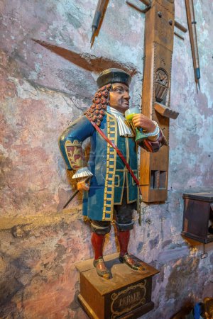 Foto de Heidelberg, Alemania - 19 de diciembre de 2019: Perkeo de la estatua de Heidelberg en las bodegas del castillo de Heidelberg - legendario bufón y enano de la corte - Heidelberg, Alemania - Imagen libre de derechos