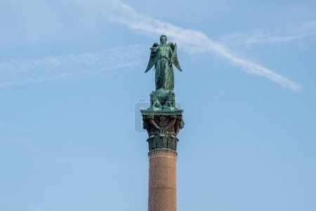 Foto de Estatua de Concordia en la parte superior de la Columna del Jubileo (Jubilaumssaule) en la Plaza Schlossplatz Stuttgart, Alemania - Imagen libre de derechos