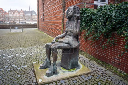 Foto de Bremen, Alemania - 7 de enero de 2020: Grosses Madchen (Chica Grande) Escultura de Klaus Effern en Teerhof - Bremen, Alemania - Imagen libre de derechos