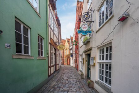 Foto de Bremen, Alemania - 7 de enero de 2020: Casas antiguas en las calles del barrio de Schnoor - Bremen, Alemania - Imagen libre de derechos