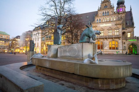 Foto de Bremen, Alemania - 7 de enero de 2020: Fuente de Neptuno (Neptunbrunnen) en la Plaza Domshof - Bremen, Alemania - Imagen libre de derechos