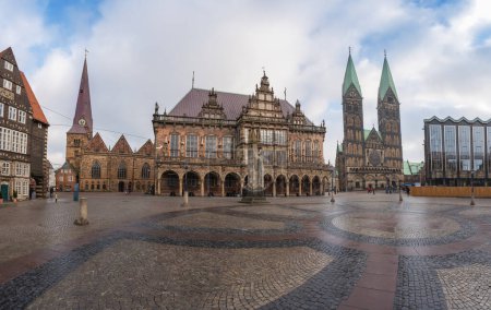Foto de Vista panorámica de la Plaza del Mercado con Catedral, Ayuntamiento Antiguo e Iglesia de Nuestra Señora - Bremen, Alemania - Imagen libre de derechos