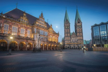Téléchargez les photos : Place du marché avec cathédrale et ancienne mairie la nuit - Brême, Allemagne - en image libre de droit