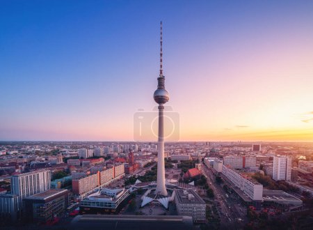 Téléchargez les photos : Vue aérienne de Berlin avec la tour de télévision de Berlin (Fernsehturm) au coucher du soleil - Berlin, Allemagne - en image libre de droit