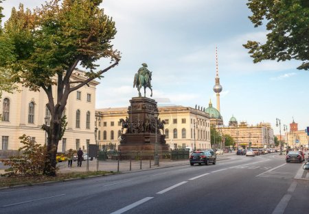 Foto de Unter den Linden Boulevard con Frederick the Great Statue y Fernsehturm TV Tower - Berlín, Alemania - Imagen libre de derechos