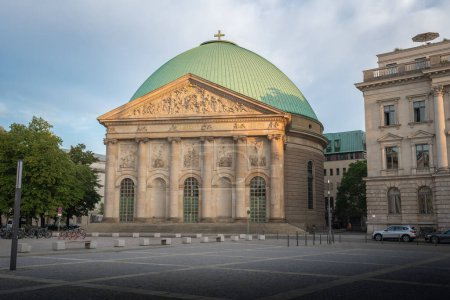 Foto de Catedral de St. Hedwigs en la Plaza Bebelplatz - Berlín, Alemania - Imagen libre de derechos