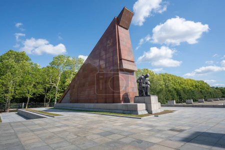 Téléchargez les photos : Berlin, Allemagne - 10 sept. 2019 : Mémorial de guerre soviétique à Treptower Park - Berlin, Allemagne - en image libre de droit