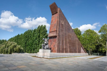 Téléchargez les photos : Berlin, Allemagne - 10 sept. 2019 : Mémorial de guerre soviétique à Treptower Park - Berlin, Allemagne - en image libre de droit