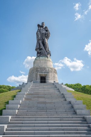 Téléchargez les photos : Berlin, Allemagne - 10 sept. 2019 : Statue de soldat du Mémorial de guerre soviétique au Treptower Park - Berlin, Allemagne - en image libre de droit
