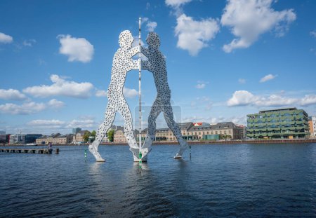 Foto de Berlín, Alemania - Sep 10, 2019: Molecule Men Sculpture at Spree River by Jonathan Borofsky - Berlín, Alemania - Imagen libre de derechos