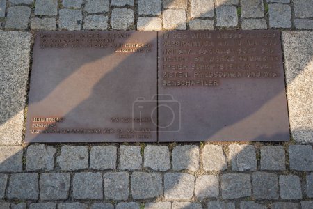 Foto de Berlín, Alemania - 11 de septiembre de 2019: Placa conmemorativa del incendio del libro nazi en la plaza Bebelplatz - Berlín, Alemania - Imagen libre de derechos