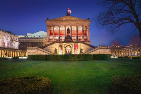 Foto de Berlín, Alemania - 29 / 12 / 2019: Alte Nationalgalerie (Old National Gallery) por la noche - Berlín, Alemania - Imagen libre de derechos