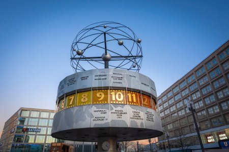 Foto de Berlín, Alemania - Jan 2, 2020: Reloj Mundial (Weltzeituhr) en Alexanderplatz Square - Berlín, Alemania - Imagen libre de derechos