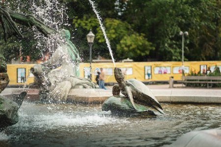 Foto de Detalle de la escultura de tortuga en la Fuente Neptuno (fuente diseñada por Reinhold Begas en 1891) - Berlín, Alemania - Imagen libre de derechos