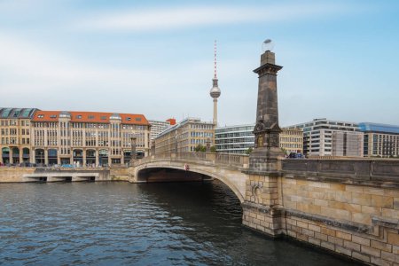 Téléchargez les photos : Pont Friedrichs et Mitte Skyline avec tour de télévision (Fernsehturm) - Berlin, Allemagne - en image libre de droit