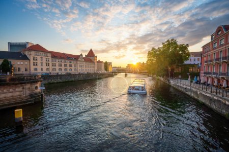 Foto de Hermosa puesta de sol en el río Spree con barco - Berlín, Alemania - Imagen libre de derechos