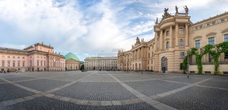 Foto de Vista panorámica de la plaza Bebelplatz con la Ópera Estatal de Berlín, la Catedral de St. Hedwig y la Antigua Biblioteca Real - Berlín, Alemania - Imagen libre de derechos