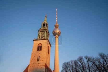 Foto de Iglesia de Santa María y Torre de TV (Fernsehturm) al atardecer - Berlín, Alemania - Imagen libre de derechos