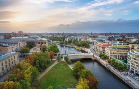 Téléchargez les photos : Vue aérienne de l "île aux musées avec la rivière Spree - Berlin, Allemagne - en image libre de droit