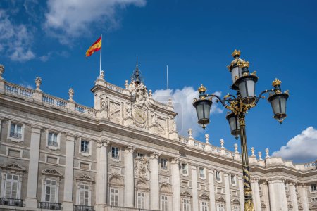 Téléchargez les photos : Madrid, Espagne - 8 mars 2019 : Palais Royal de Madrid Façade - Madrid, Espagne - en image libre de droit